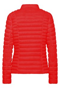 Červená prošívaná péřová bunda s vysokým límcem, žebrovanými manžetami a vycpávkami na loktech pro zvýšenou odolnost.