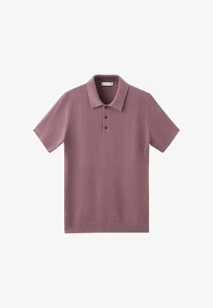 Polo à manches courtes couleur mauve avec trois boutons foncés et un col classique, présenté sur un fond blanc.