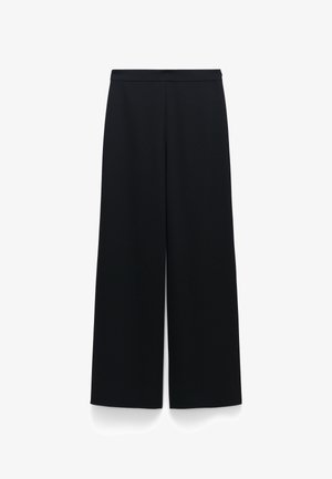 Czarne spodnie o szerokich nogawkach z gładką fakturą, z wysokim stanem i minimalistycznym designem, odpowiednie na różne okazje.