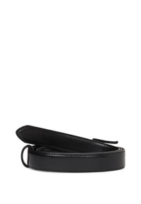 Curea din piele neagră cu o finisare netedă, formă plată și un cerc metalic pentru ajustare. Prezintă un design curat, minimalist.