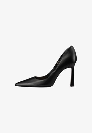 Pump nera in pelle con tacco alto, punta affusolata e silhouette snella. Caratterizzata da un tacco a stiletto affusolato e una texture liscia.