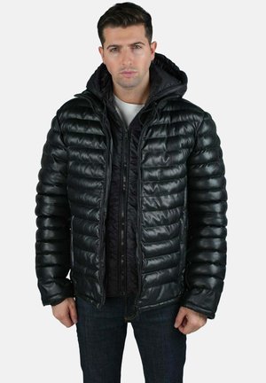 Doudoune noire avec une texture matelassée, dotée d'une capuche et d'une fermeture éclair. La veste possède des poches latérales et une finition légèrement brillante.