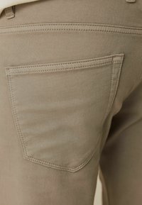 Next MOTION FLEX STRETCH - Vaqueros slim fit - stone natural