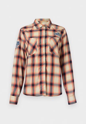 Koszula w kratę z długim rękawem w kolorach pomarańczowym, beżowym i czarnym, z dwoma przednimi kieszeniami na piersi, kołnierzem oraz naszywkami z logo na piersi i rękawie.
