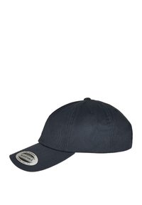 Căciulă de baseball ajustabilă, neagră, fabricată dintr-un amestec de bumbac, având o vizieră curbată și un logo brodat pe panoul din față.