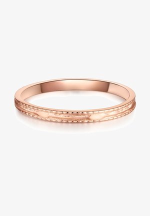 Anillo de oro rosa con un acabado suave y pulido y detalles texturizados a lo largo del borde exterior. Diseño delgado con forma circular.