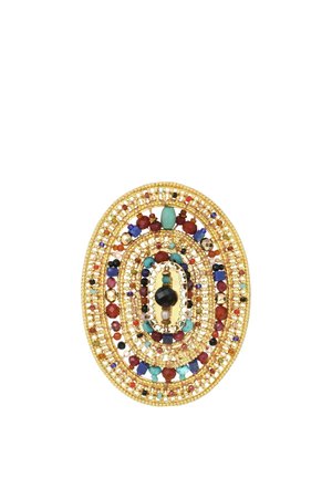 Broche ovale ton or avec des motifs complexes de perles rouges, bleues, noires, turquoise et dorées disposées en anneaux concentriques.