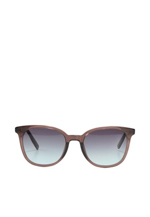 Brązowe przezroczyste okulary przeciwsłoneczne z ciemnymi soczewkami o gradiencie od ciemnego do jasnego na białym tle.