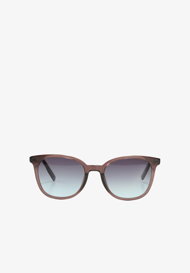 Lunettes de soleil à monture translucide marron avec verres à dégradé foncé vers clair sur fond blanc.