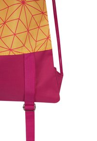 Zwei-Töne-Tasche mit einem gelben oberen Teil, der ein geometrisches Muster aufweist, und einem einfarbigen pinken unteren Abschnitt. Verfügt über einen verstellbaren pinken Tragegurt und strapazierfähigen Stoff.
