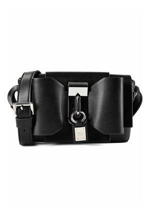 Sort lædertaske til crossbody med overdådig sløjfedetalje og sølvfarvet metalspænde og spænde på justerbar rem mod hvid baggrund.