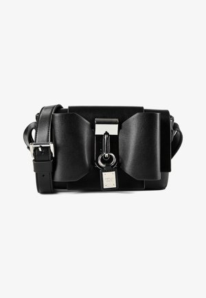 Schwarze Leder-Umhängetasche mit übergroßem Schleifendetail und silberner Metallklammer und Schnalle am verstellbaren Riemen vor weißem Hintergrund.