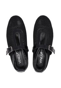 Schwarze Netz-Schlupfschuhe mit einem glänzenden schwarzen Riemen und Schnalle. Verfügt über ein offenes Zehendesign und eine glatte, strukturierte Einlegesohle.