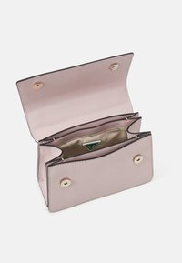 Růžová syntetická kabelka se strukturovaným designem, vybavená zlatými uzávěry na cvoky a béžovým interiérem s několika přihrádkami a detailem loga.