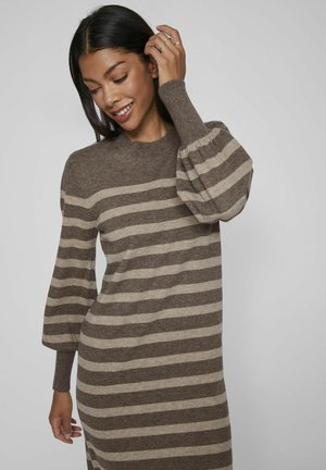 Brun og beige stribet sweaterkjole med ballonærmer og rund hals. Blødt strikket stof med en tætsiddende silhuet.