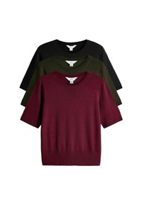 Drei kurzärmlige Pullover in Burgunderrot, Olivgrün und Schwarz. Jeder hat einen Rundhalsausschnitt, eine glatte Textur und gerippte Bündchen sowie einen gerippten Saum.
