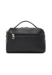 Bolso de mano de cuero negro con forma estructurada, Asa superior, bolsillo con cremallera en la parte delantera y acentos de hardware en tono dorado. Textura suave.