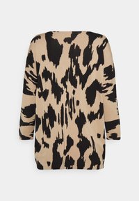 Sweter dzianinowy z wzorem w panterkę w kolorze czarnym i beżowym. Długie rękawy, okrągły dekolt, miękka faktura i luźny krój.