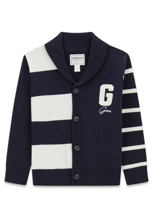 Cardigan boutonné rayé bleu marine et blanc avec col châle, poignets côtelés, et un "G" blanc ainsi que le logo Guess sur la poitrine.