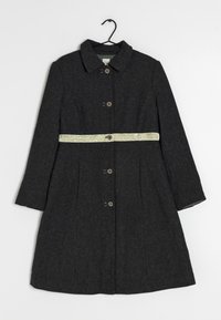 Cappotto grigio scuro con colletto, maniche lunghe e cinque bottoni. Presenta una cintura texturizzata di un verde chiaro come accento notevole.