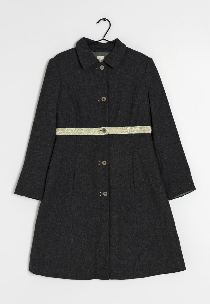 Cappotto grigio scuro con colletto, maniche lunghe e cinque bottoni. Presenta una cintura texturizzata di un verde chiaro come accento notevole.