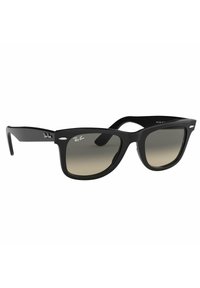 Černé plastové sluneční brýle s gradientovými čočkami. Mají klasický čtvercový tvar a logo Ray-Ban na straničkách. Žádné viditelné detaily hardwaru.