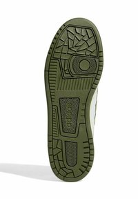 Suola di scarpa in gomma verde oliva con motivi di presa testurizzati, inclusi design a zigzag e circolari. Logo visibile nella parte inferiore.