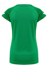 Grøn sports t-shirt lavet af letvægts, fugttransporterende stof. Har korte ærmer og kontrasterende hvide accenter på skuldrene.