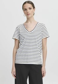 T-shirt a righe con maniche corte e scollatura a V, di colore bianco con righe marine, realizzato in tessuto morbido, con vestibilità comoda e senza decorazioni visibili.