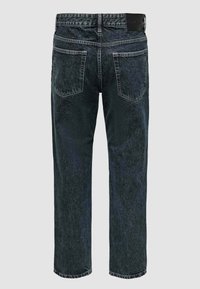 Jeans in denim scuro con una texture sfumata, gambe corte e due tasche posteriori. Presenta un'etichetta in pelle nera sulla cintura.