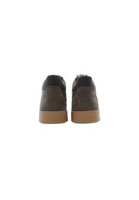 Sneaker marroni e neri con tomaia in suede e pelle testurizzata, suola in gomma e dettagli del logo in rilievo sul tallone.