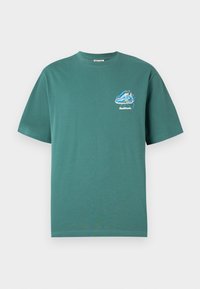 Grøn bomulds T-shirt med korte ærmer, prydet med et lille, farverigt grafikdesign på venstre bryst. Let og regular fit.
