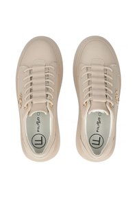 Beżowe syntetyczne sneakersy o gładkim wykończeniu, z pikowanym sznurówkami, logo i złotymi akcentami. Okrągły nosek i wyściółka amortyzująca.