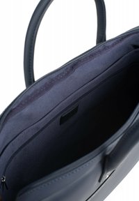 Marine leren shopper met twee handvatten, voorzien van een ritssluiting en een gladde, getextureerde binnenkant. Inclusief een klein, ritsvak.