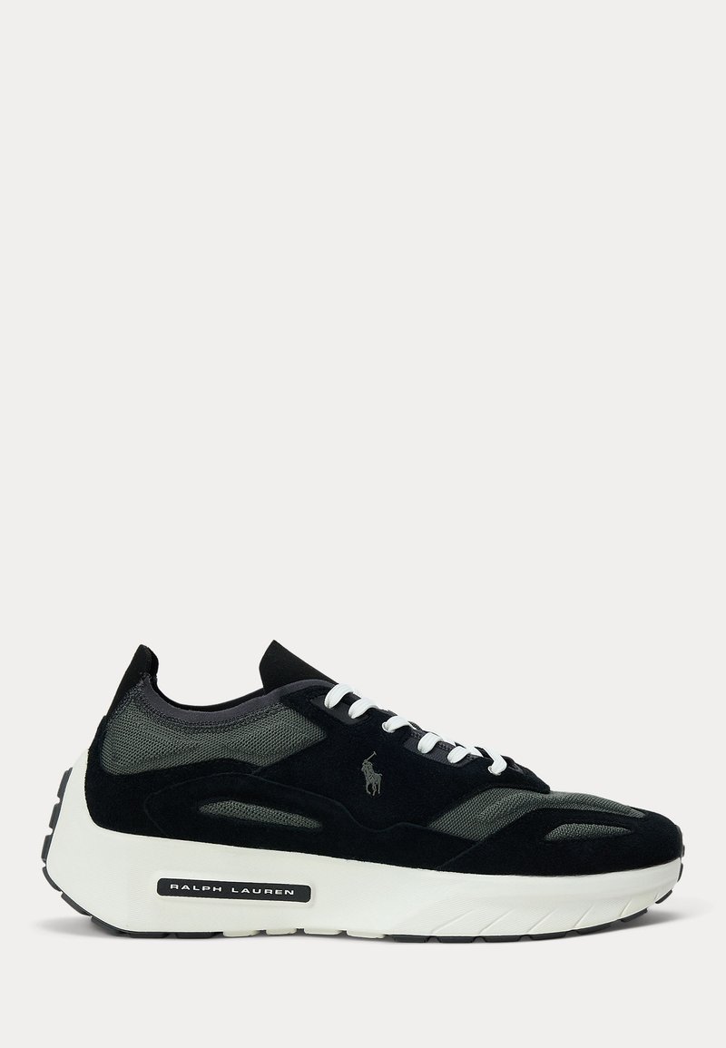 Μαύρο και γκρι sneaker χαμηλού προφίλ με λευκά κορδόνια και παχιά λευκή σόλα, με το λογότυπο Ralph Lauren στο πλάι και στη σόλα.