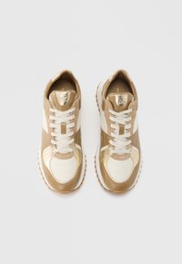 Vetersneakers met een combinatie van gouden en beige materialen, een gestructureerde afwerking, witte accenten en een rubberen zool met grip.