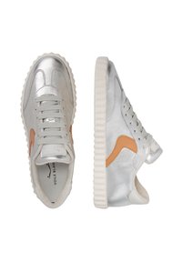 Sneaker in pelle argentata con accento arancione, punta rotonda, suola in gomma testurizzata e chiusura con lacci. Finitura liscia, design casual.