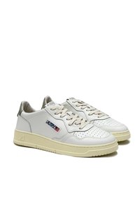 Sneakers in pelle bianca con accenti beige, design traforato sulla punta, lacci piatti e una toppa con il logo. Suola in gomma con finitura testurizzata.