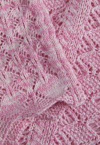 Rožinė nerta medžiaga su sudėtingu nėrinio raštu, su šviesesnėmis rožinėmis akcentais ir įvairiomis tekstūromis per visą audinį.