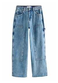 Jeans a gamba larga di colore blu chiaro realizzati in denim, con grandi tasche applicate, vita di media altezza e dettagli di cucitura.