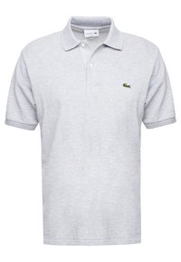 Polo de manga corta en gris claro con dos botones, cuello y pequeño logo de cocodrilo verde en el lado izquierdo del pecho.