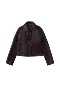 Giacca in pelle marrone con colletto, chiusura frontale con bottoni e due grandi tasche a toppa. Presenta una texture liscia e un design accorciato.