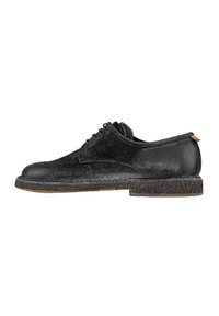 Scarpa in pelle nera con lacci, finitura liscia, punta arrotondata e suola in gomma texturizzata. Presenta un design minimalista e accenti di branding discreti.