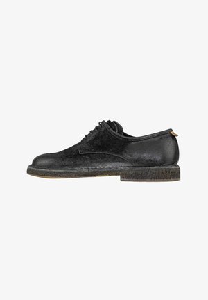 Scarpa in pelle nera con lacci, finitura liscia, punta arrotondata e suola in gomma texturizzata. Presenta un design minimalista e accenti di branding discreti.