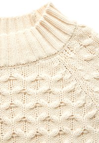 Pull en tricot crème avec un col roulé à côtes épaisses et un motif en losanges texturé sur le corps.
