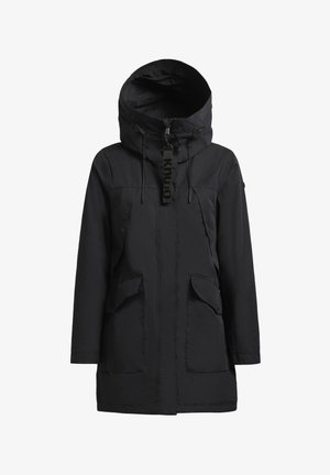 Parka noire avec un col montant, une capuche ajustable, une fermeture éclair frontale et deux grandes poches latérales ; tissu élégant et lisse avec un minimum de détails.