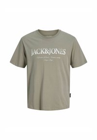 Μπλούζα κοντομάνικη χακί με λευκό κείμενο "JACK & JONES" και μικρότερο διακοσμητικό κείμενο από κάτω, κεντραρισμένο μπροστά.