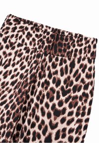 Leopardų rašto audinys, su rudais ir juodais atspalviais. turi elastinį liemenį ir glotnų paviršių. Raštas sudarytas iš įvairių taškų.
