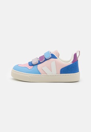 Sneaker multicolore caratterizzato da materiali in suede e pelle blu, rosa e viola, con due cinturini in Velcro e un logo bianco sul lato.