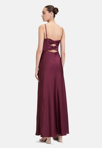 Burgunder satin Maxi-Kleid mit tailliertem Oberteil, verstellbaren, dünnen Trägern und einem Rückenausschnitt mit Drehdetails.